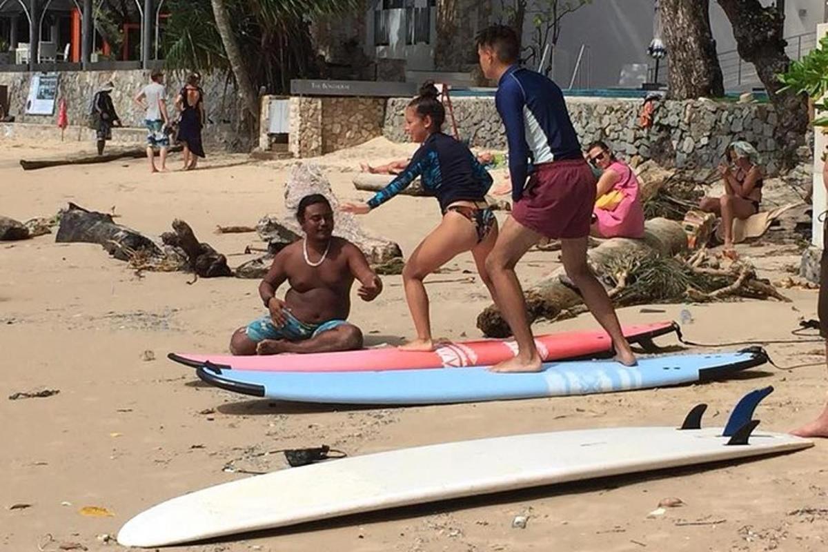 un gruppo di persone in piedi sulle tavole da surf sulla spiaggia
