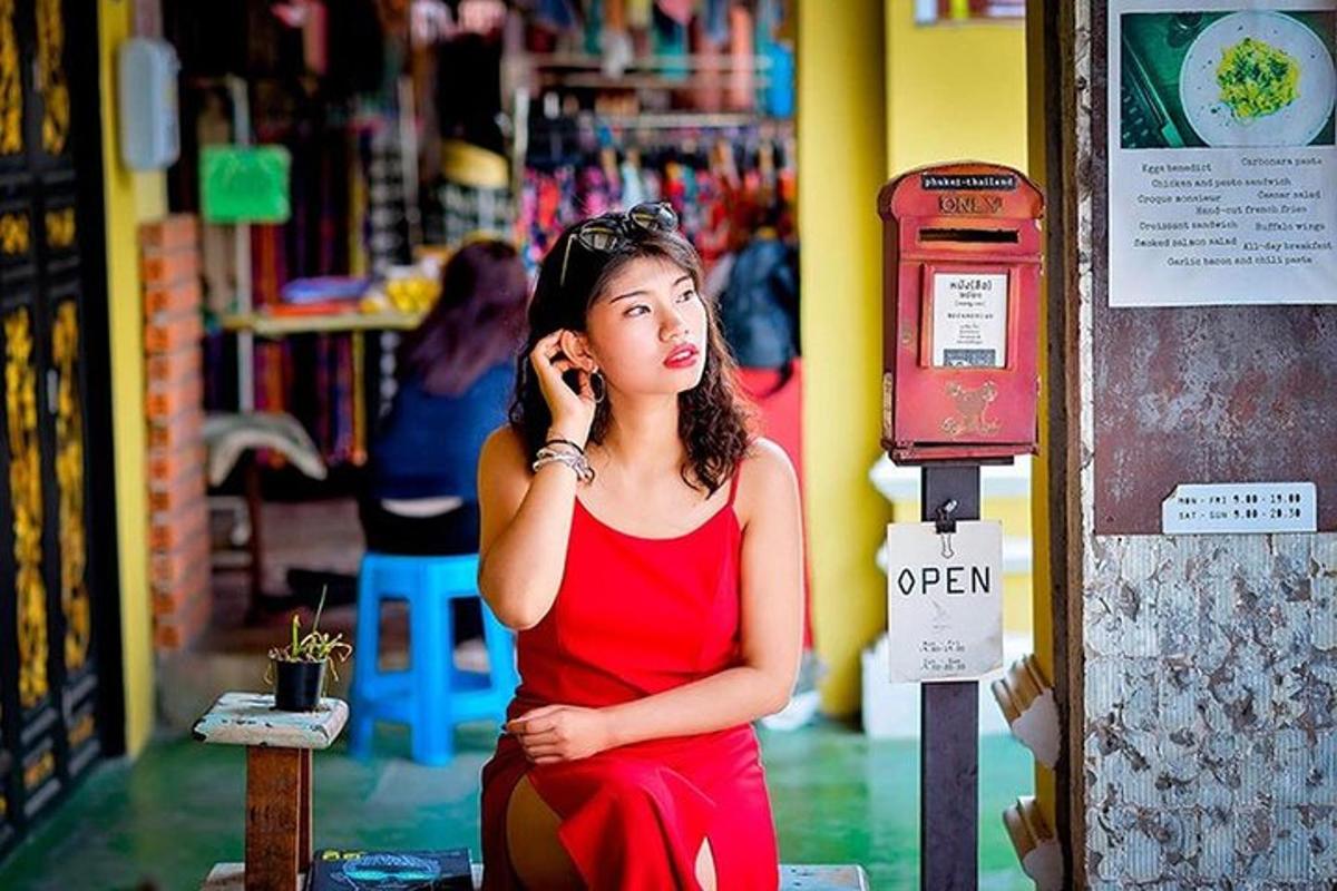 seorang wanita berpakaian merah bercakap di telefon bimbit