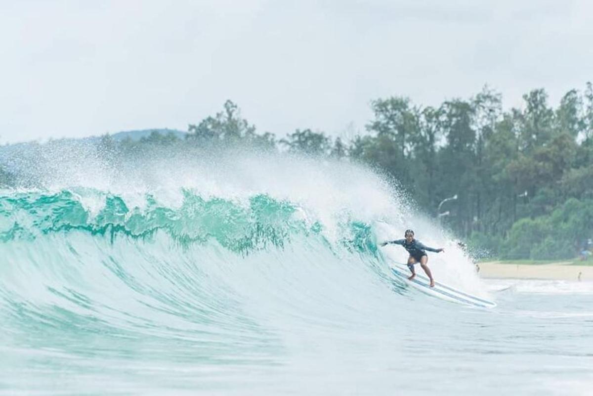 un uomo che cavalca un'onda su una tavola da surf nell'oceano