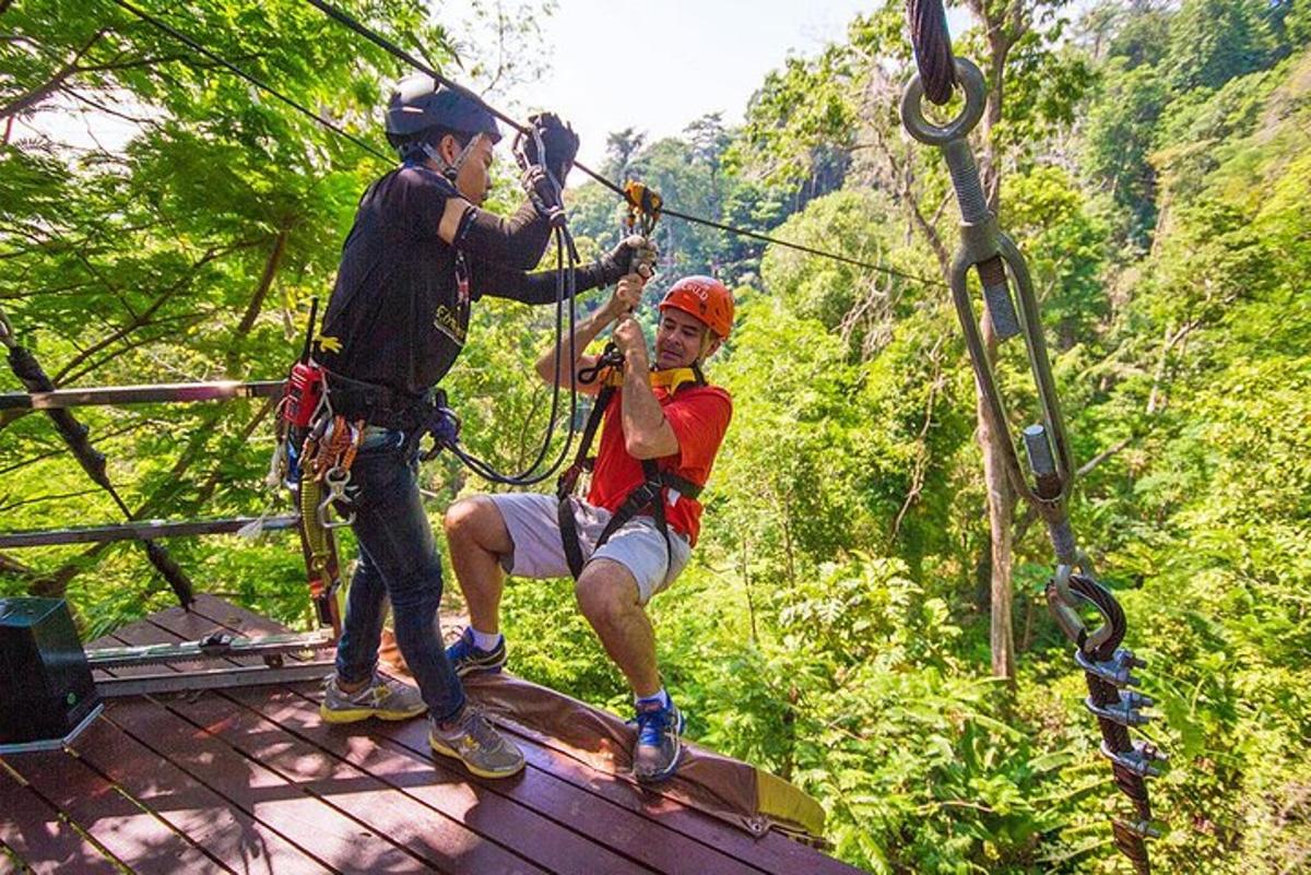 dvaja muži na zipline v lese