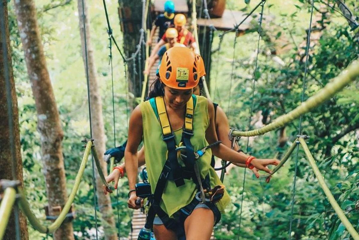žena na zipline v džungli