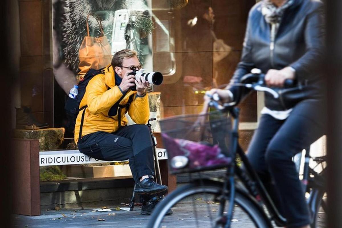 un home fent una foto d'una dona en bicicleta
