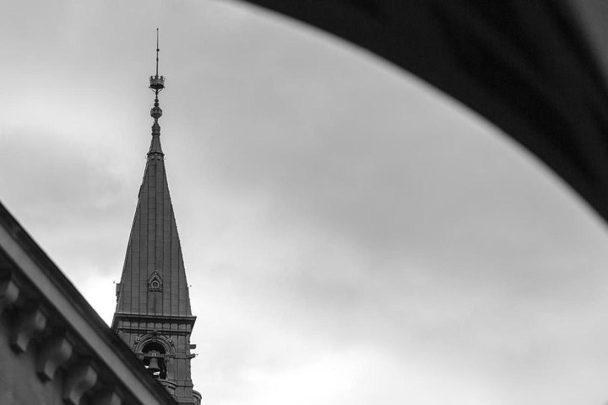 el campanar d'un edifici amb una torre del rellotge