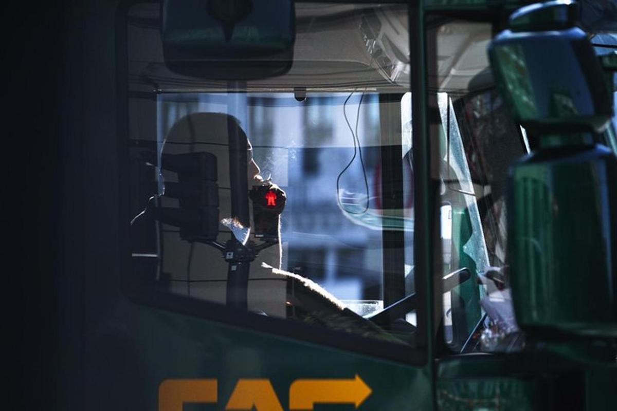 una finestra frontal d'un autobús amb un llum vermell