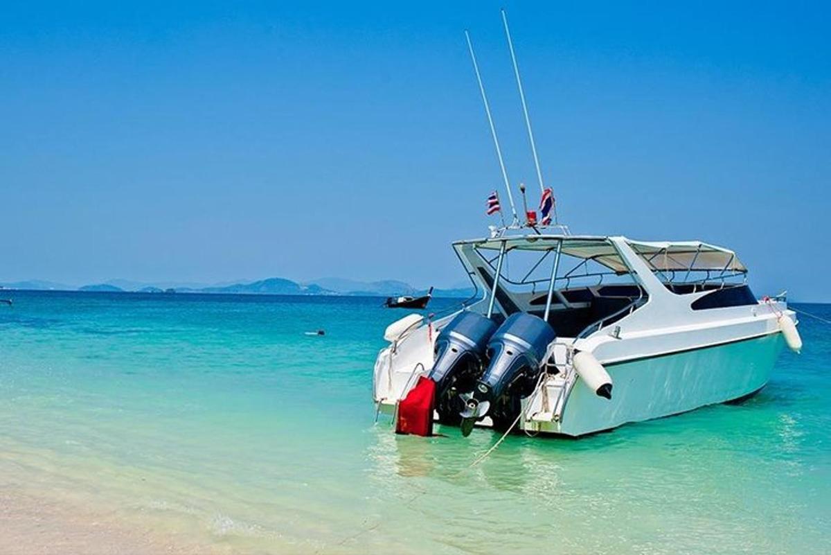 una barca ferma nell'acqua su una spiaggia
