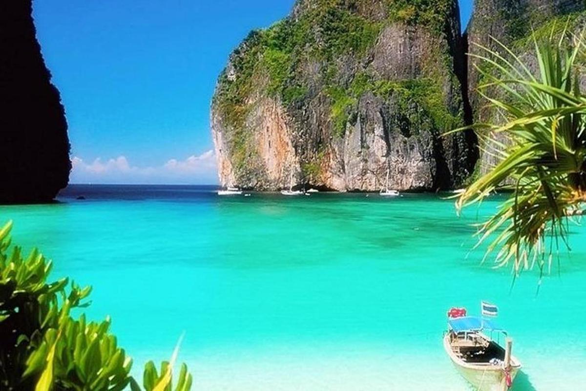 una barca in acqua vicino a una spiaggia