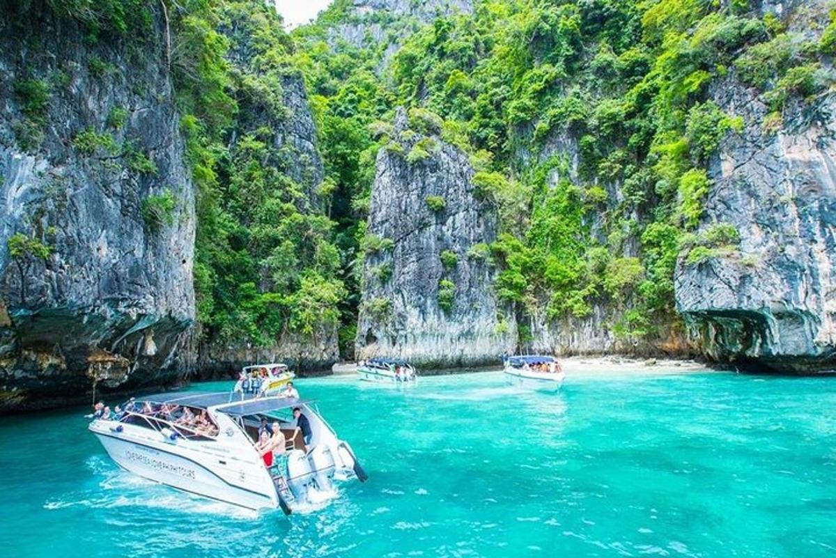 tre barche in acqua davanti a una grotta