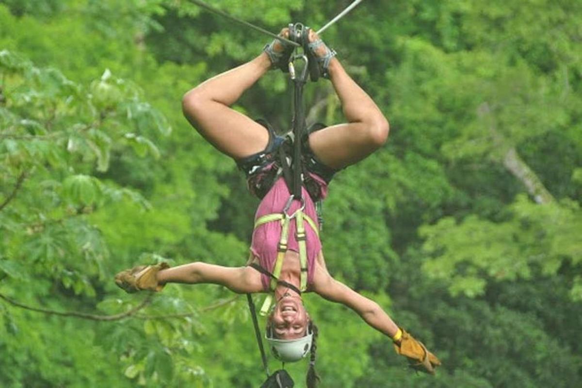 una donna è appesa a una teleferica