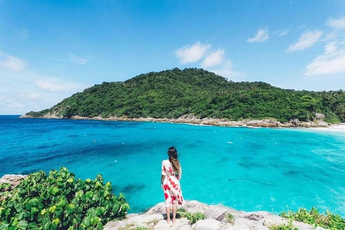 žena stojící na skále a dívající se na oceán