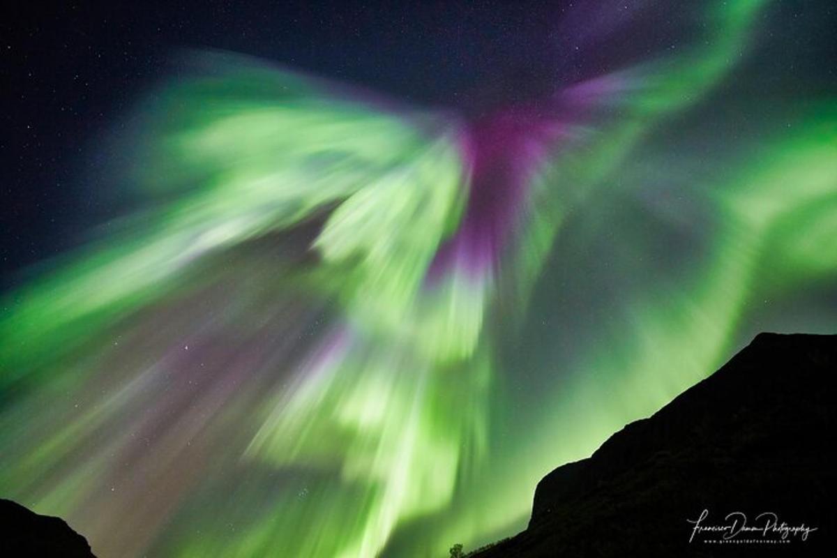 uma imagem da aurora boreal no céu