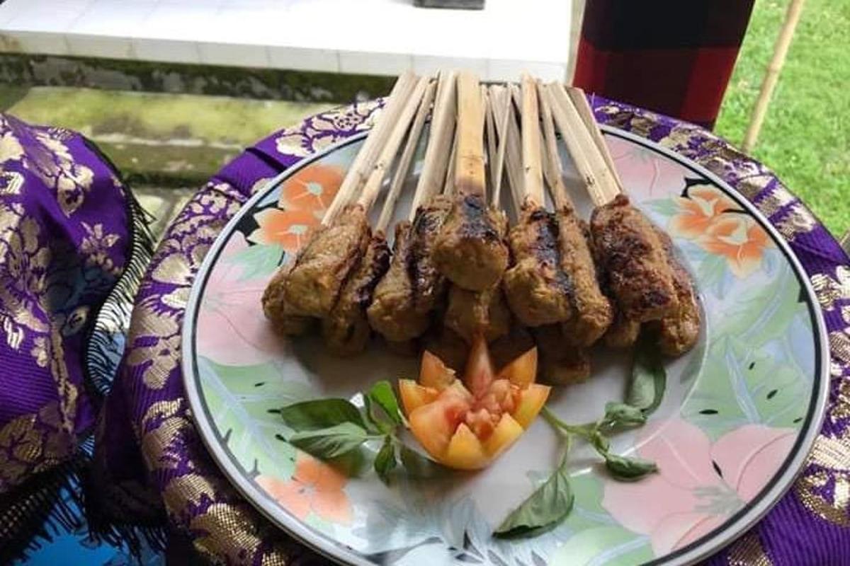 egy tányér étel hús- és gyümölcsnyársakkal