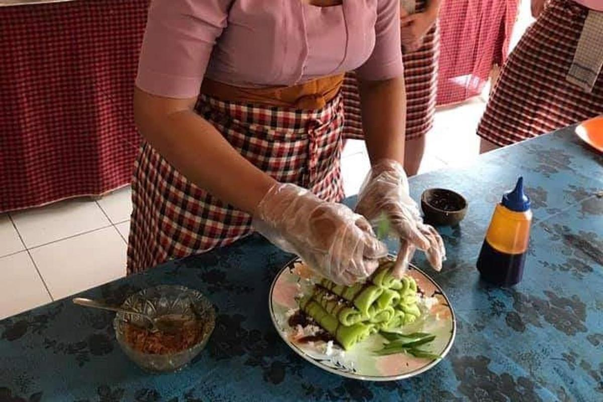 kinnastega naine valmistab taldrikut toitu