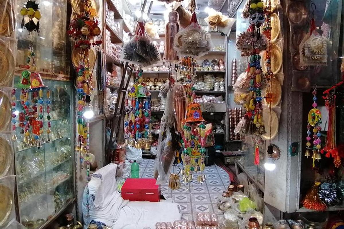 un magasin rempli de nombreuses figurines et autres objets