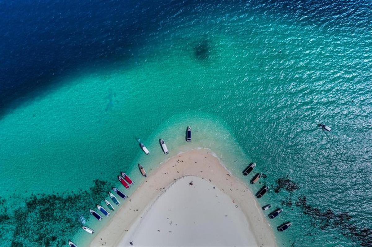 zračni pogled na plažo s čolni v vodi