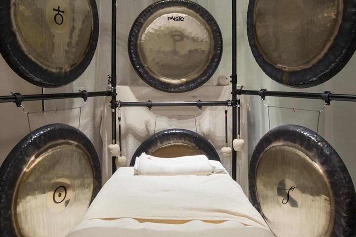 uma sala com quatro grandes escudos e um lençol branco