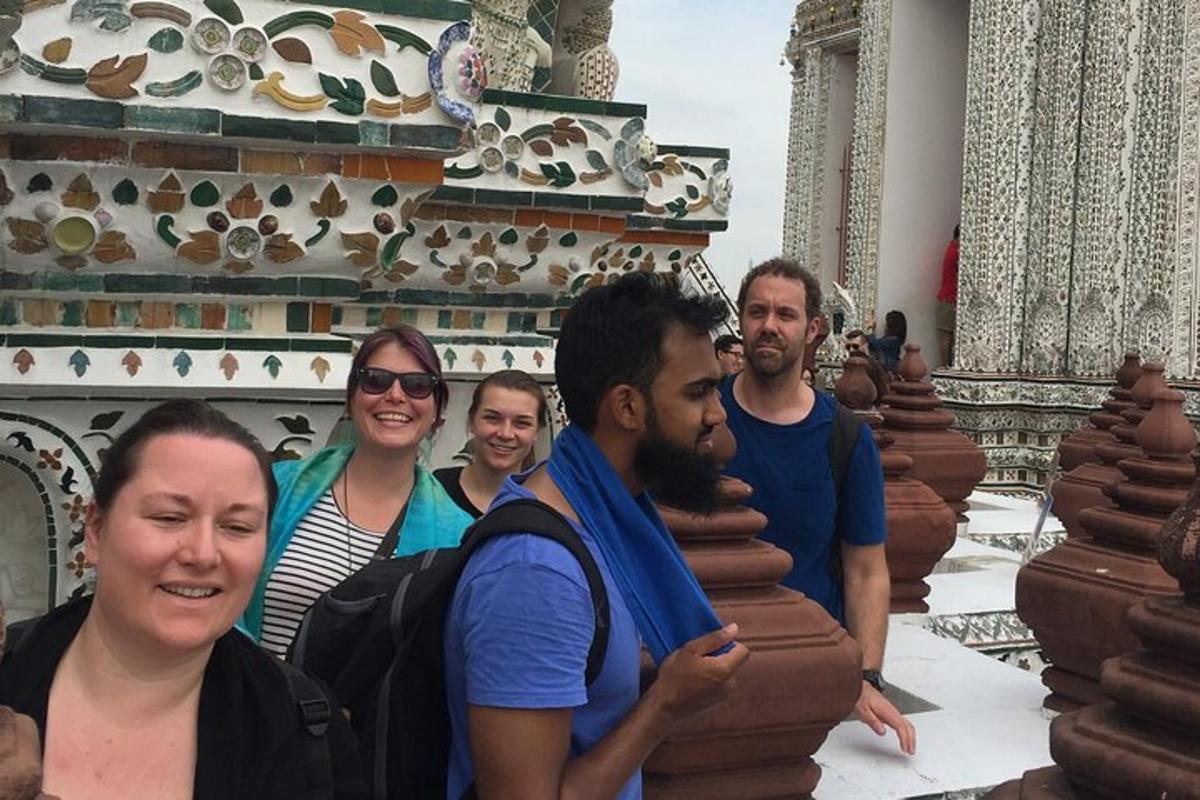 un grup de oameni care stau în fața unui templu