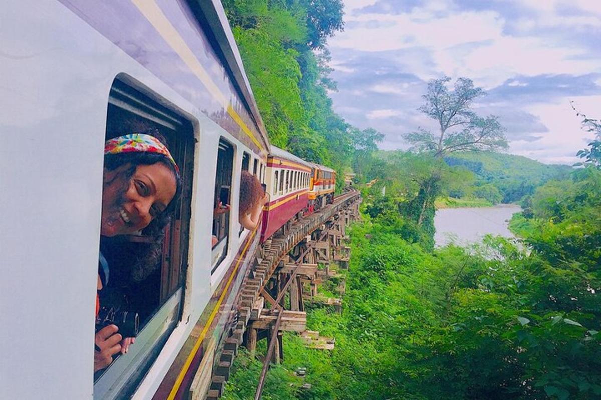 um trem viajando através de uma ponte sobre um rio