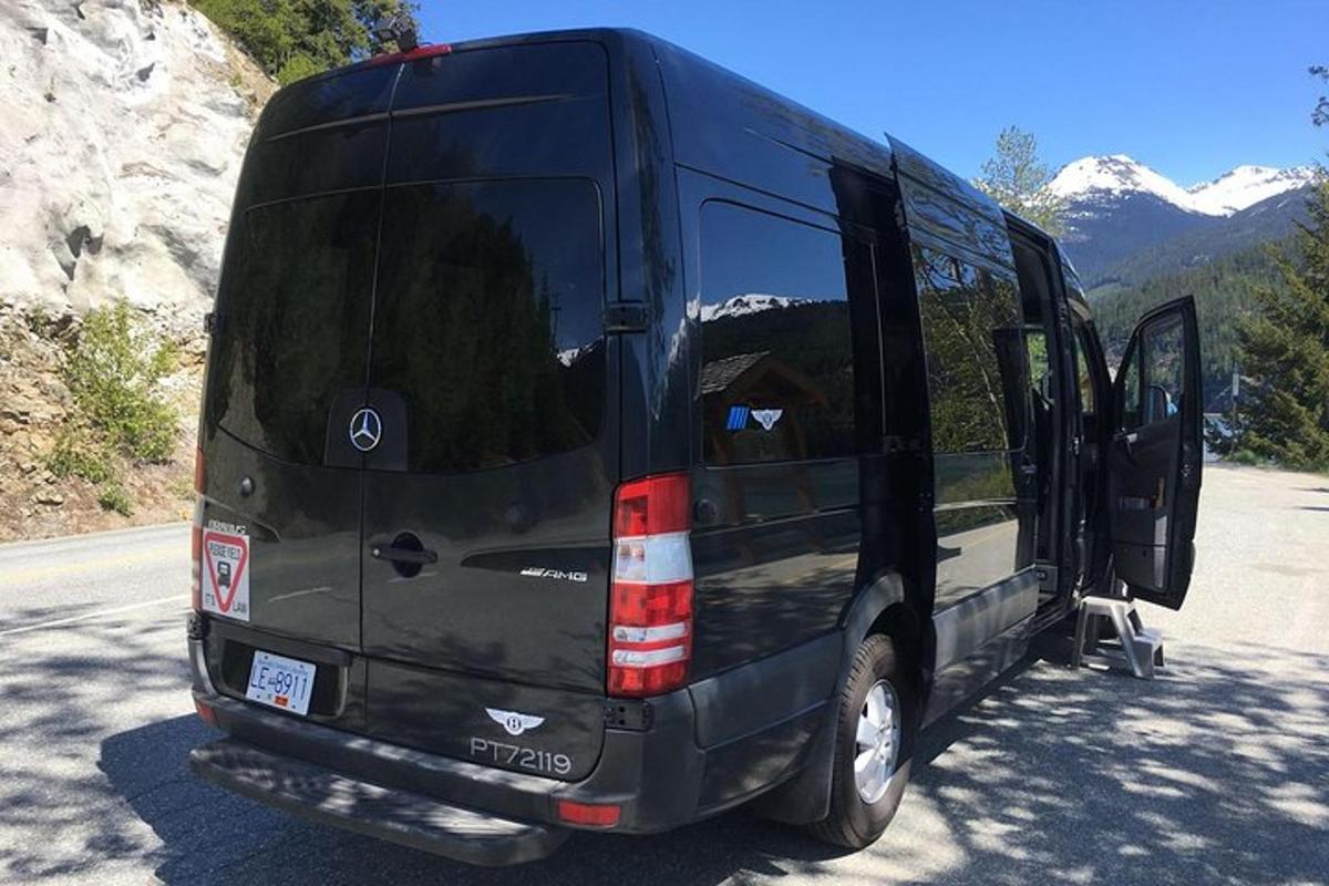 juodas autobusas, pastatytas kelio pakraštyje