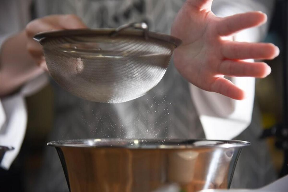 inimene hoiab lusikat potis