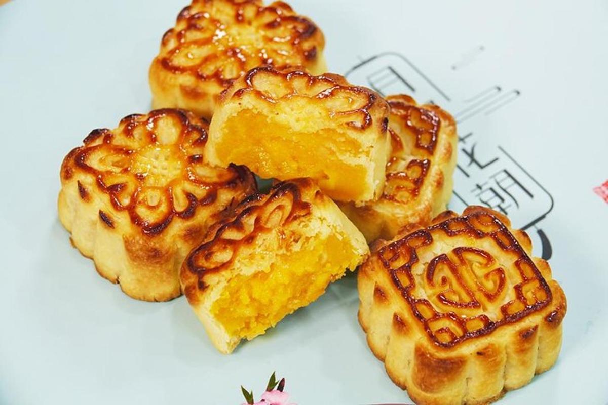 un gruppo di waffle su un piatto bianco