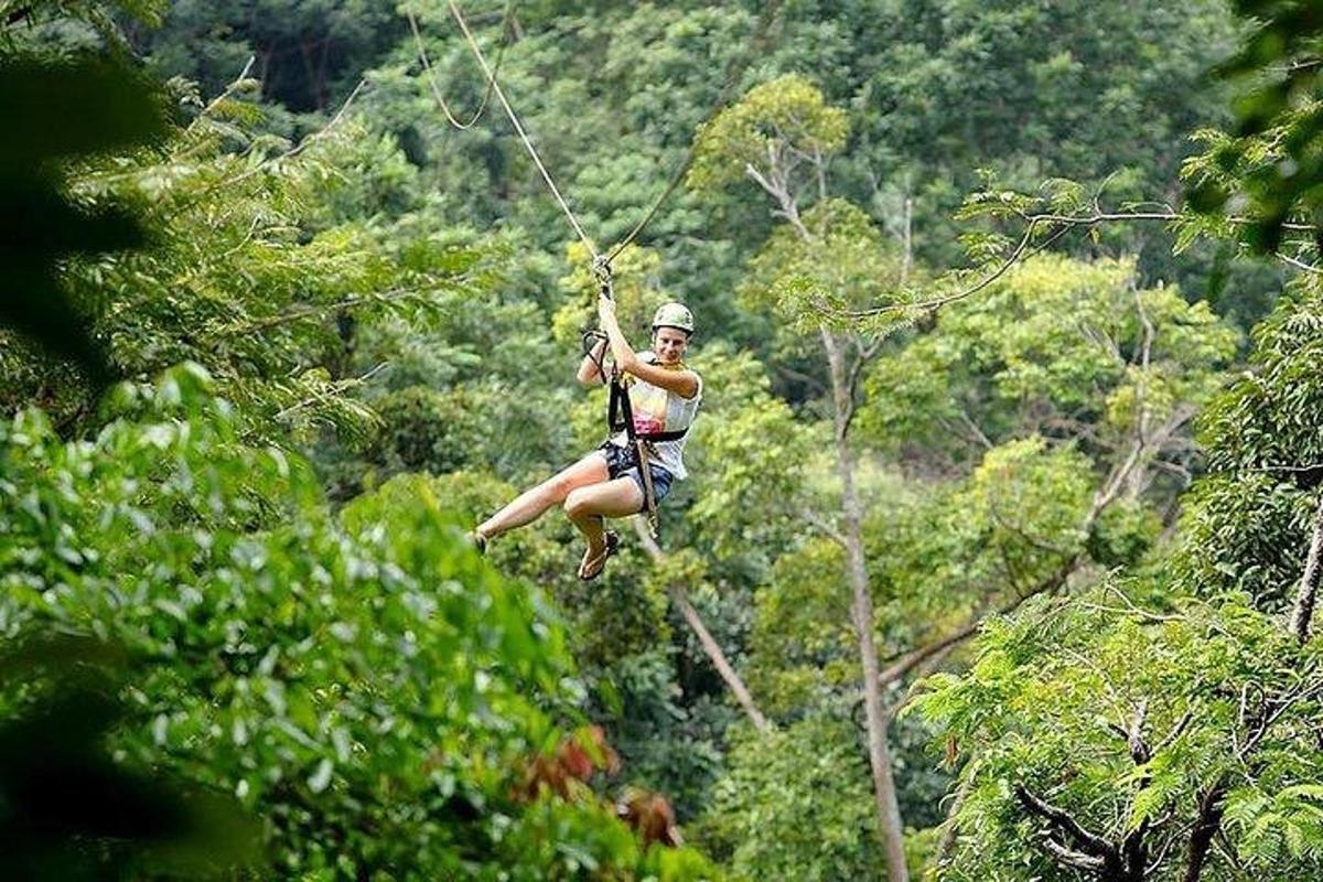 žena na zip line v džungli