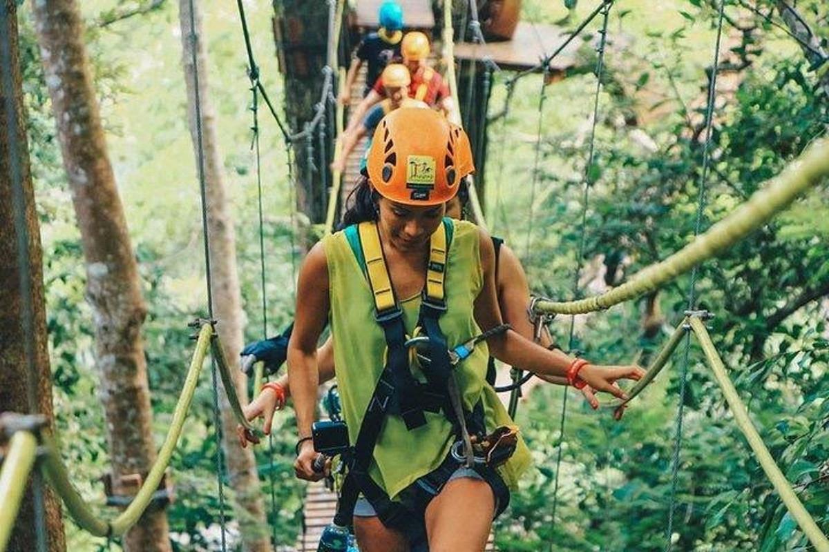 žena na zip line v lese