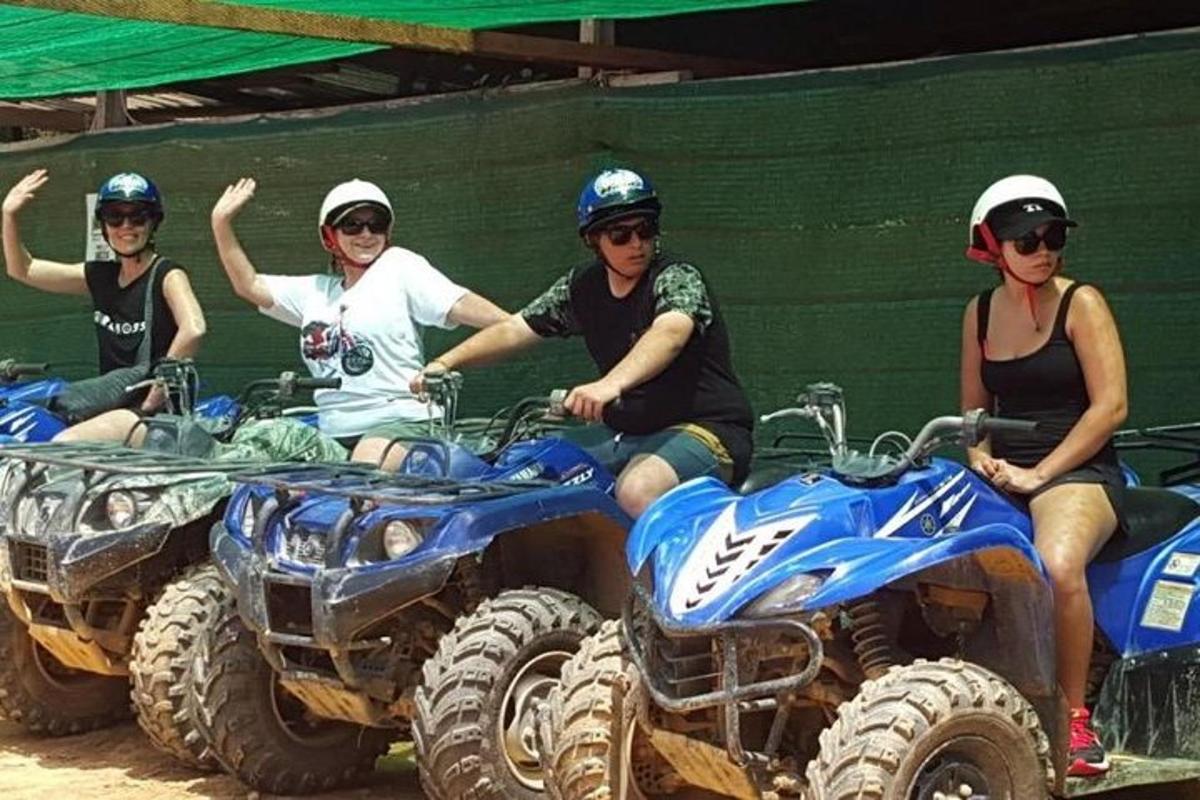 grupp inimesi istub ATV-del