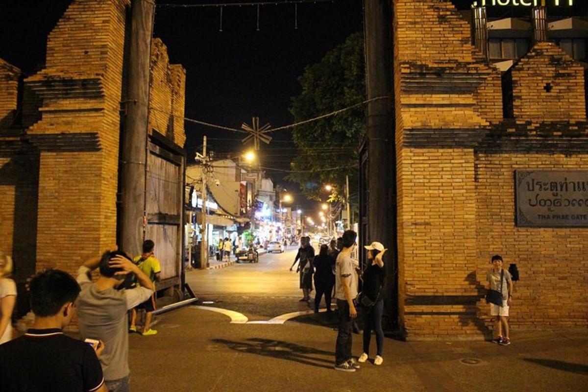 sekumpulan orang berjalan di jalan pada waktu malam