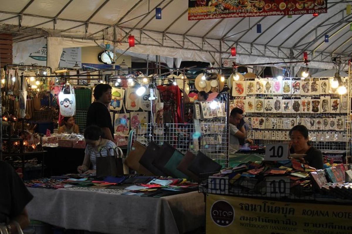 sekumpulan orang berdiri di pasar dengan meja