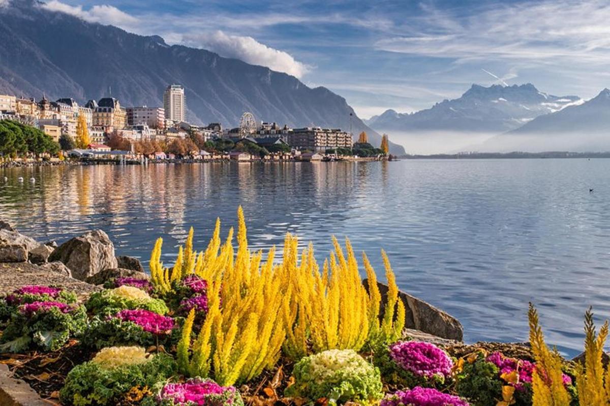 una vista di un lago con una città e fiori