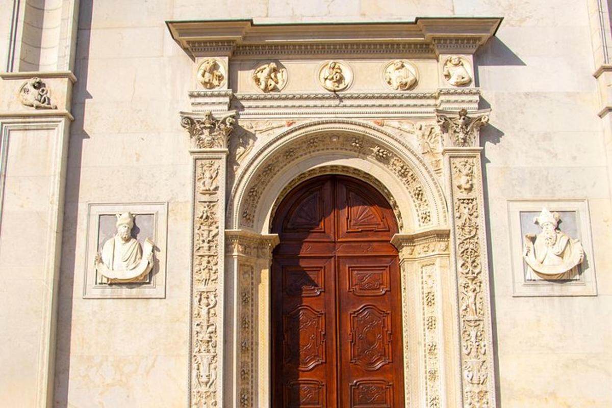 Un arco sobre una puerta de madera en un edificio.