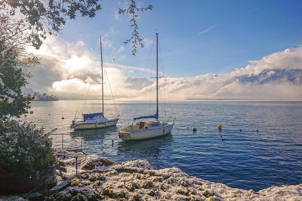 due barche sedute nell'acqua di un lago