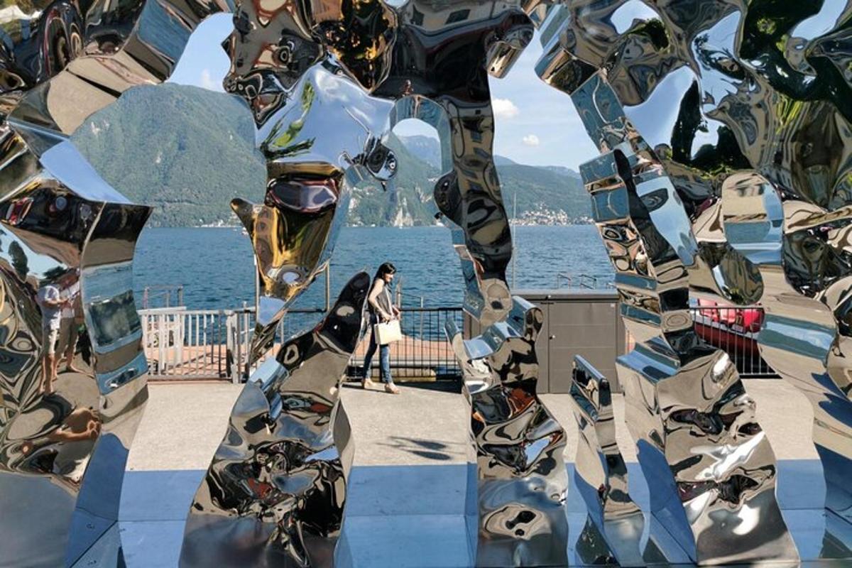 uma vista da água e uma escultura de uma pessoa