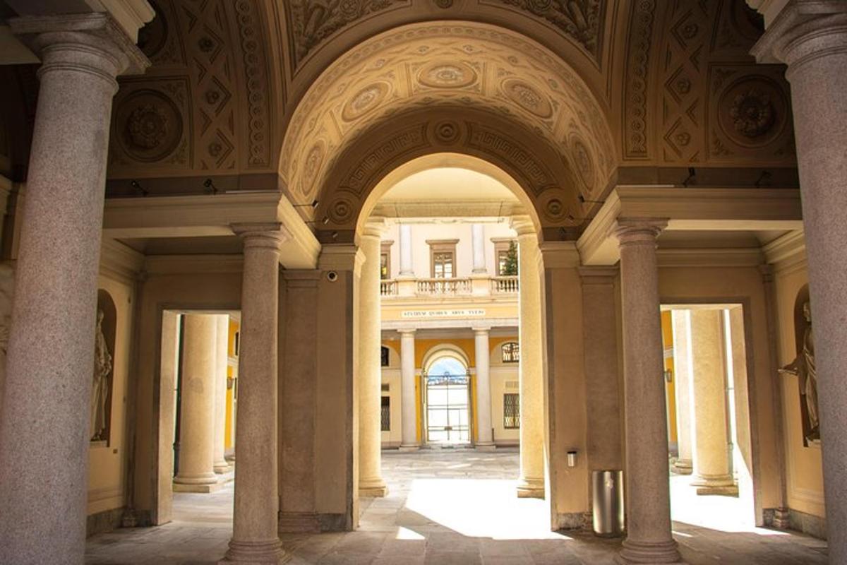 Un arco en un edificio con columnas y techos.