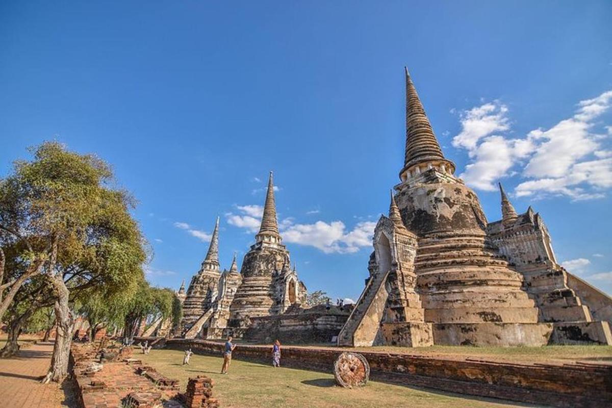 กลุ่มวัดที่มีผู้คนยืนอยู่ด้านหน้า