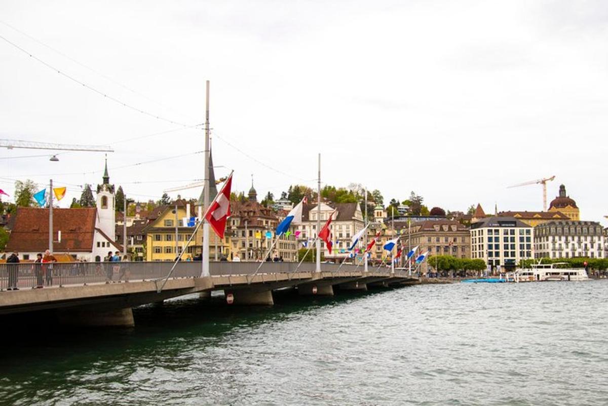 eine Brücke über einen Fluss mit Flaggen darauf