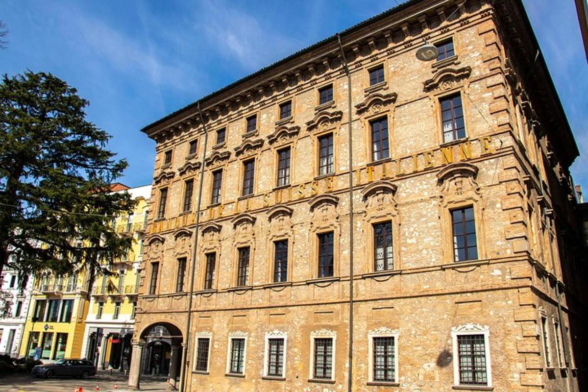 velká cihlová budova s hodinami