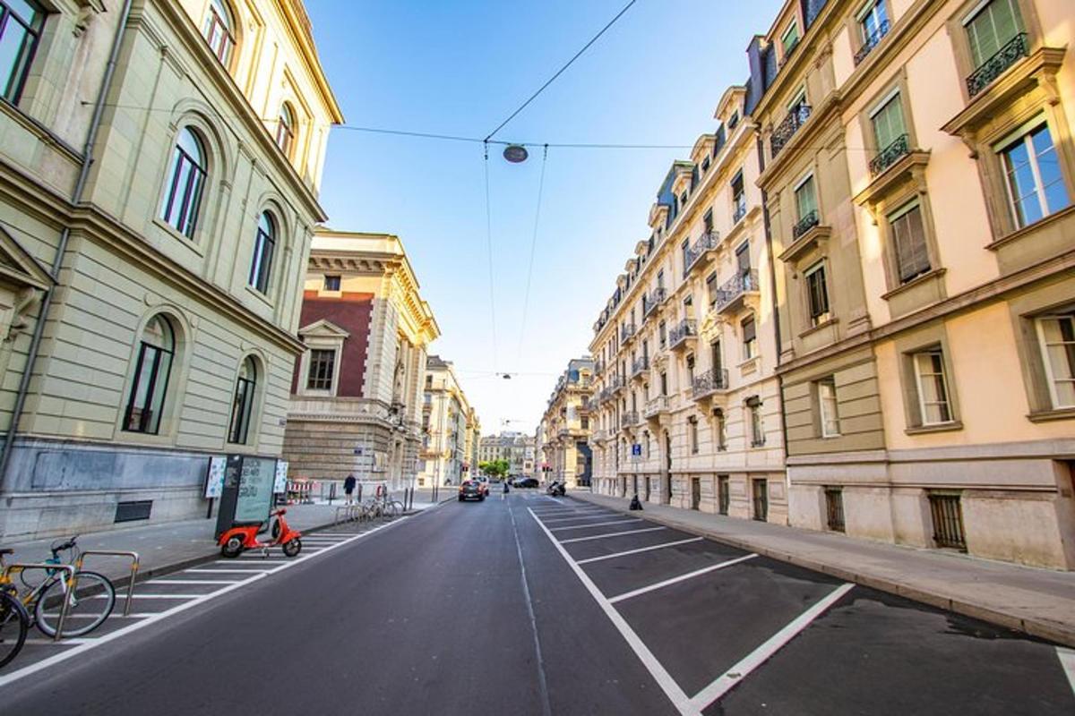 tühi tänav linnas, kus on palju hooneid