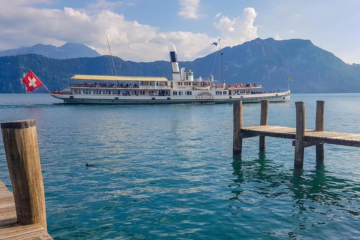un creuer a l'aigua prop d'un moll