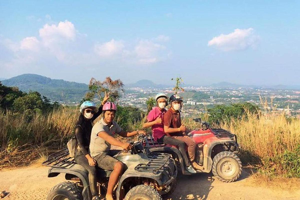 un gruppo di persone che guidano quad su una strada sterrata