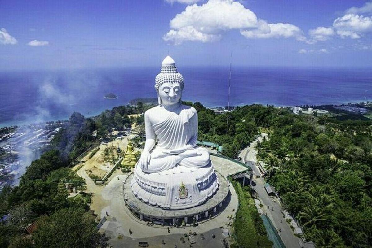 una vista aerea di una grande statua del Buddha