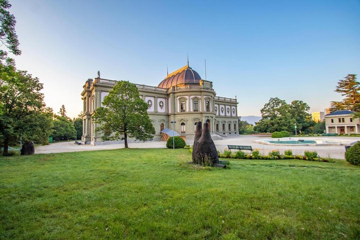 un gran edifici amb una cúpula a sobre d'un camp d'herba