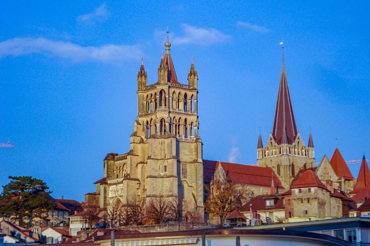 veľká budova s hodinovou vežou v meste