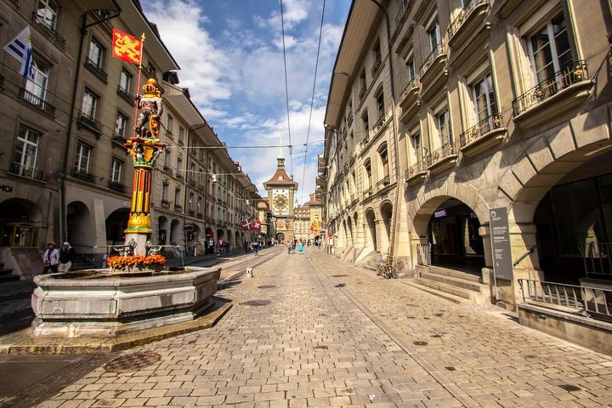 prázdná městská ulice s hodinovou věží v dálce