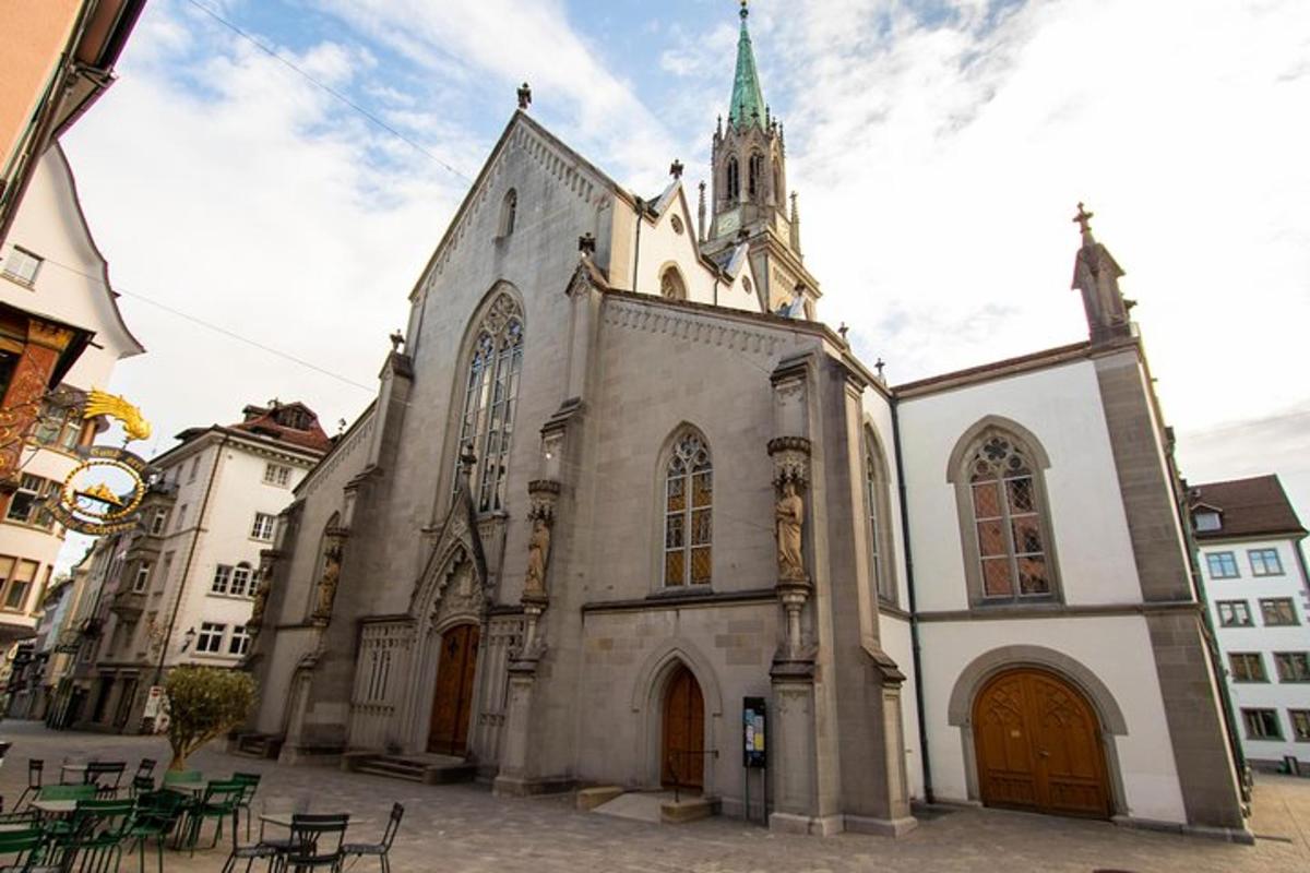 starý kostel s věží na ulici