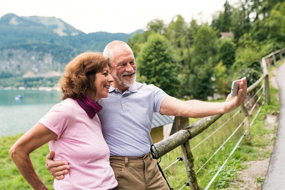 una donna che scatta una foto a un uomo con un cellulare