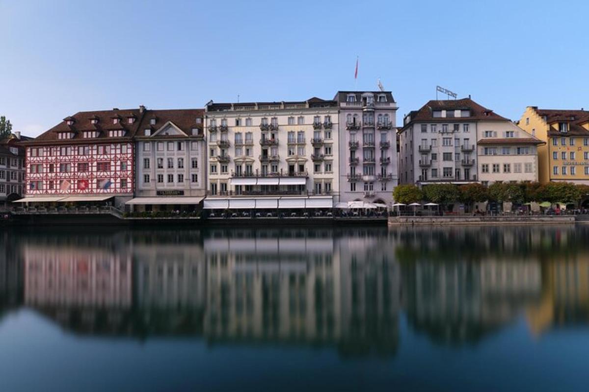 un gruppo di edifici vicino a uno specchio d'acqua