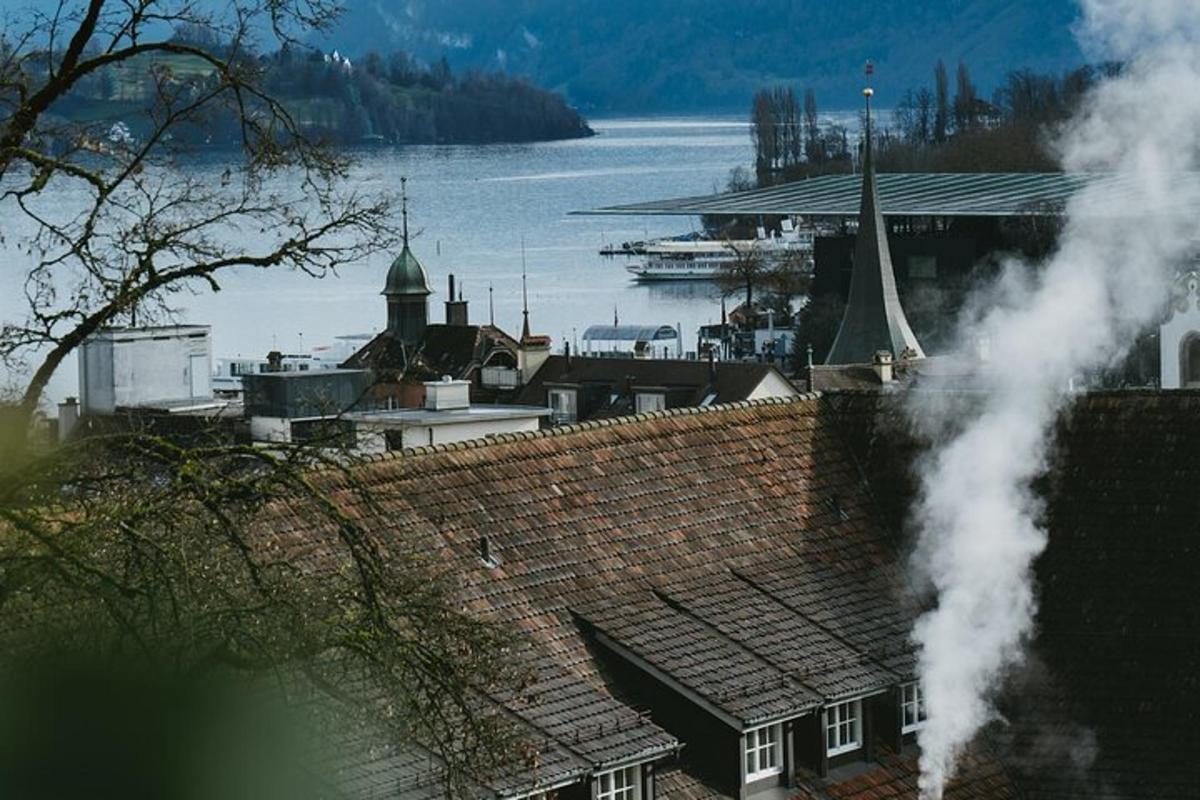 una vista di una città con un fiume e una barca