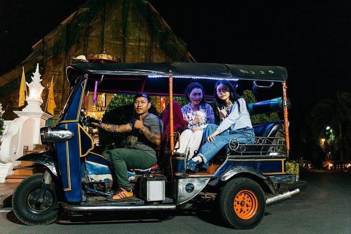 un grupo de personas sentadas en un carrito de golf