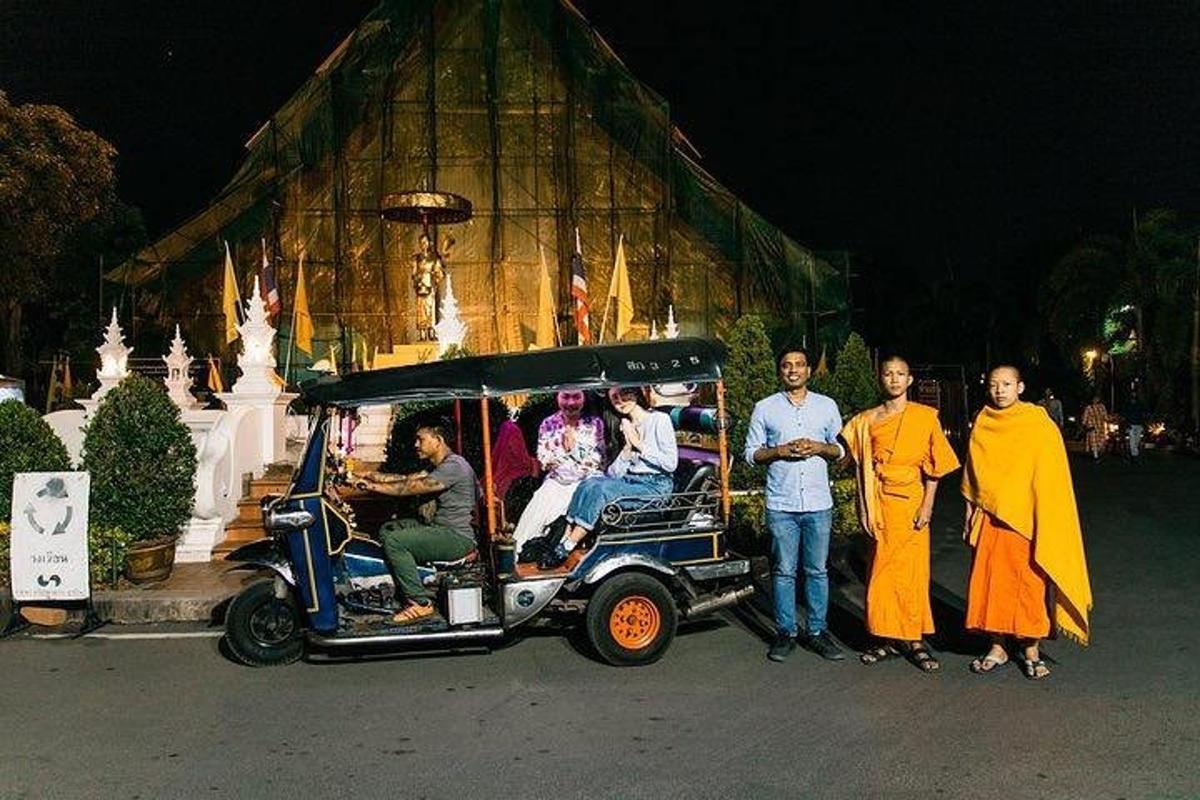 Un grupo de personas de pie frente a un carrito de golf.